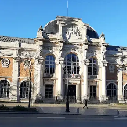 Façade monumentale de la Galerie des Gobelins à Paris, lieu de l'exposition Sèvres une passion Rothschild.