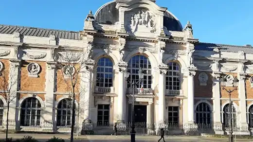 Façade monumentale de la Galerie des Gobelins à Paris, lieu de l'exposition Sèvres une passion Rothschild.