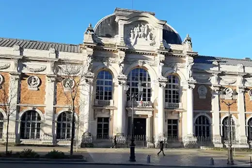 Façade monumentale de la Galerie des Gobelins à Paris, lieu de l'exposition Sèvres une passion Rothschild.
