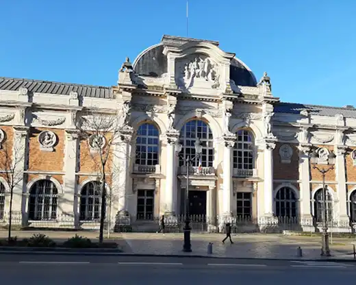 Façade monumentale de la Galerie des Gobelins à Paris, lieu de l'exposition Sèvres une passion Rothschild.